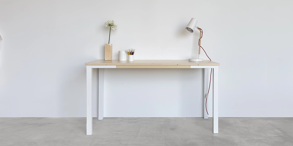 mesa de estudio de madera maciza natural de abeto con nudos y patas de diseño original color blanco. Diseño escandinavo.