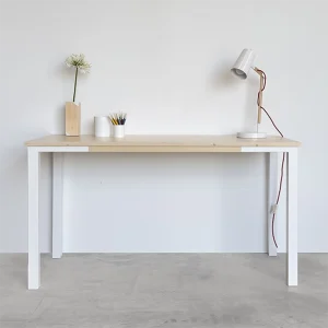 mesa de estudio de madera maciza natural y patas de metal de diseño original lacadas color blanco
