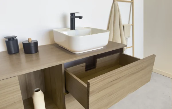 Detalle de cajon del mueble de baño de madera natural. El interior del cajón también es de madera maciza.