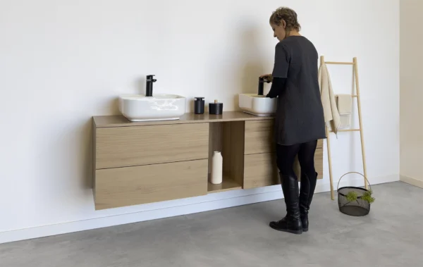 Mueble de baño de madera maciza natural con un diseño sencillo y elegante, donde la protagonista indiscutible es la madera. Color roble. Lo fabricamos a medida.