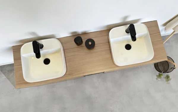 Mueble de baño de madera maciza natural con un diseño sencillo y elegante, donde la protagonista indiscutible es la madera. Tapa de madera. Terminado con barnices ecologicos. Personalizamos diseño y medidas.