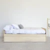 cama nido de madera maciza con cama inferior con ruedas. Barnices ecológicos.
